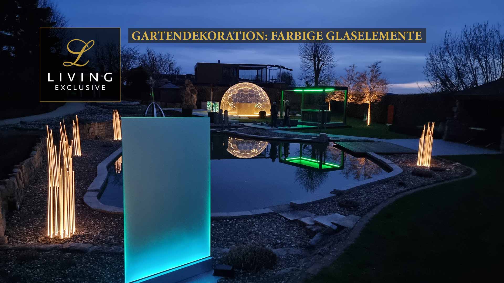 Farbige Glaselemente als Gartendeko